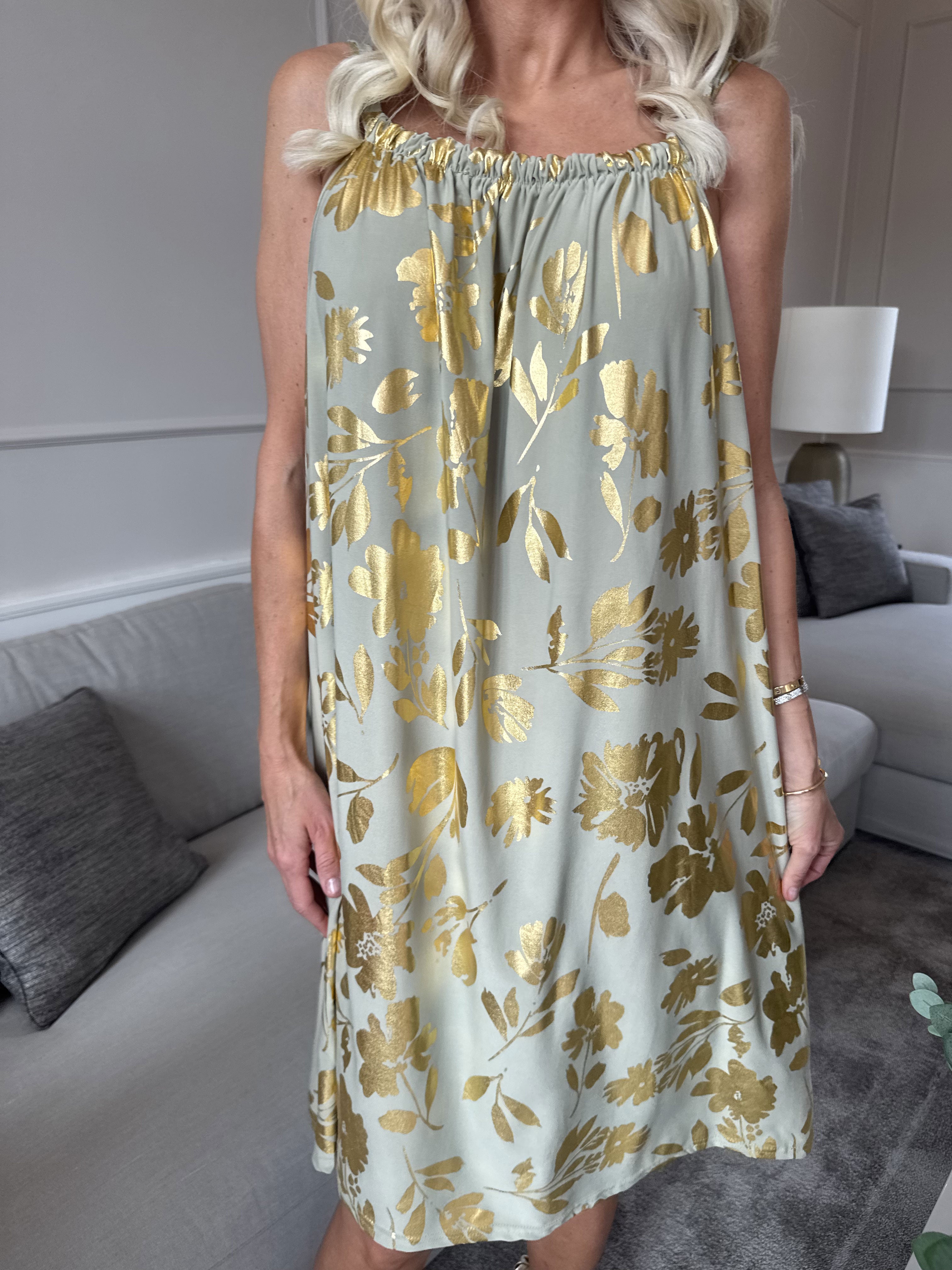 SunLove Gold Flower - Elastisk stropkjole med store guldblade